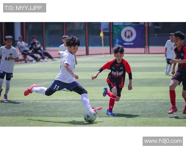 足球明星替补赛前热身展现实力与团队默契的精彩瞬间